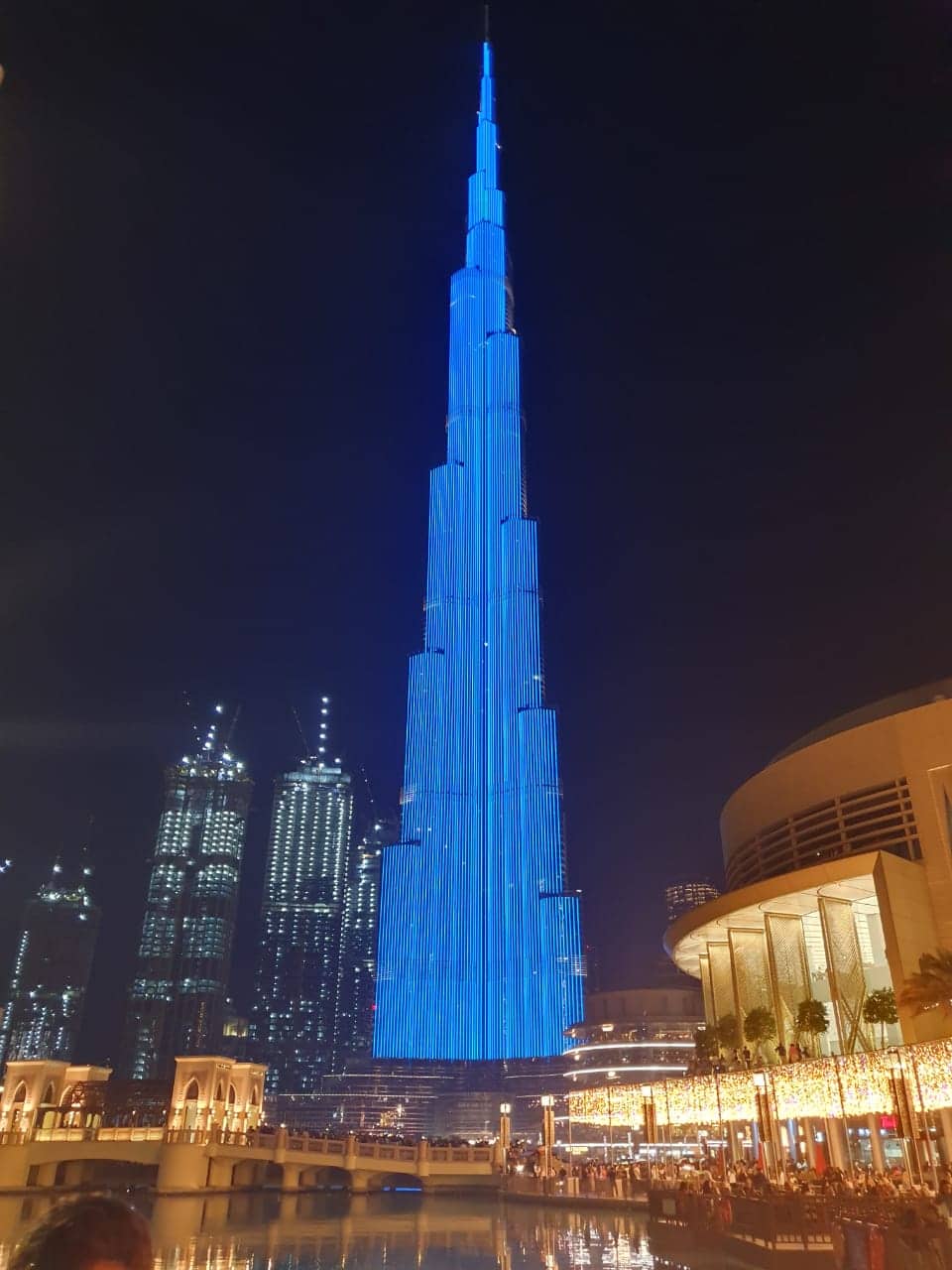 Burj Khalifa, Dubaï, Émirats arabes unis (le plus haut bâtiment du monde) - illuminé en BLEU pour la Journée internationale Angelman 2020